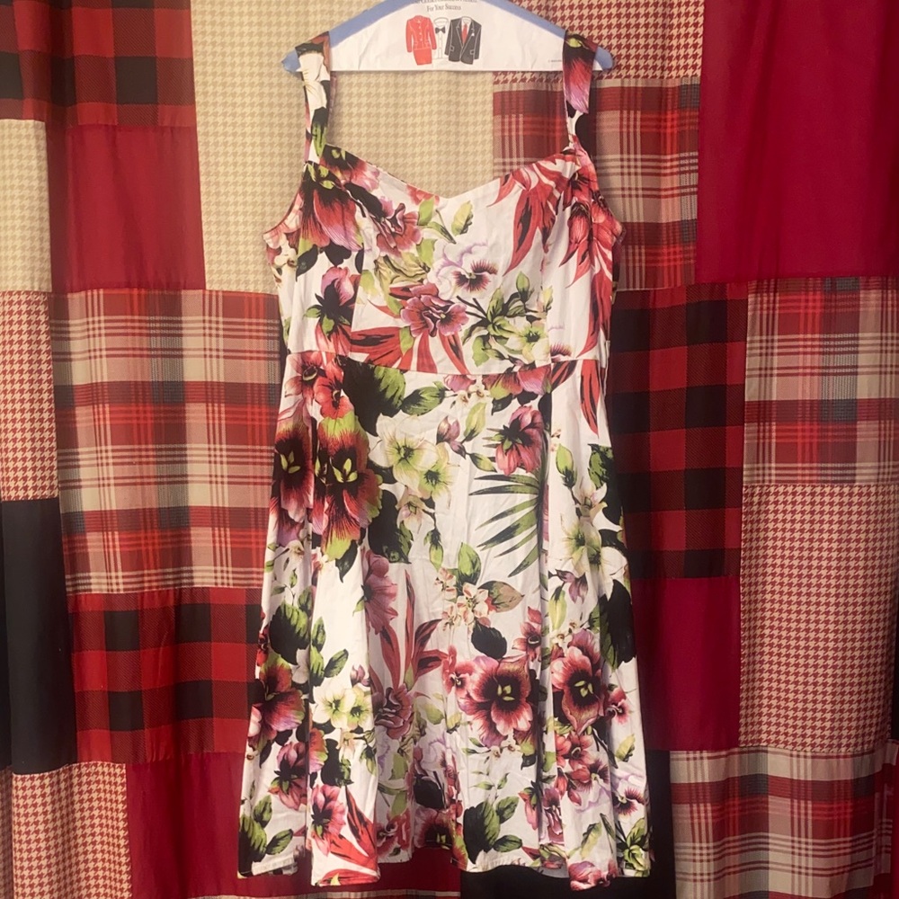 Hearts & Roses Princess Lily Dress in pink Hawaiian hibiscus - Picture 3 of 6